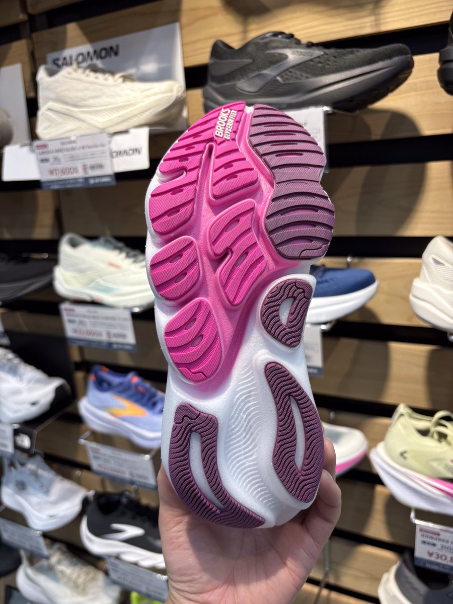 ishiiyokohama's tweet image. シューズコーナーからご案内です。
人気ランニングシューズ #BROOKS の新作 #グリセリンフレックス のご紹介です。
クッション性と柔軟性を両立させることで、走りの動きにシューズが合わせてくれる「追従する感覚」を追求。
ぜひ、店頭でお試しください❗️
ご来店お待ちしております。
#ランニング