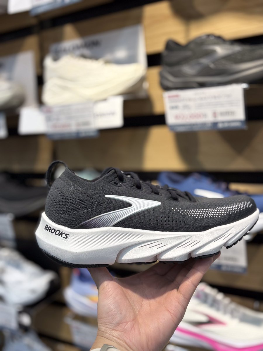 ishiiyokohama's tweet image. シューズコーナーからご案内です。
人気ランニングシューズ #BROOKS の新作 #グリセリンフレックス のご紹介です。
クッション性と柔軟性を両立させることで、走りの動きにシューズが合わせてくれる「追従する感覚」を追求。
ぜひ、店頭でお試しください❗️
ご来店お待ちしております。
#ランニング