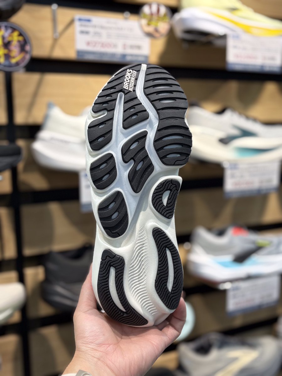 ishiiyokohama's tweet image. シューズコーナーからご案内です。
人気ランニングシューズ #BROOKS の新作 #グリセリンフレックス のご紹介です。
クッション性と柔軟性を両立させることで、走りの動きにシューズが合わせてくれる「追従する感覚」を追求。
ぜひ、店頭でお試しください❗️
ご来店お待ちしております。
#ランニング