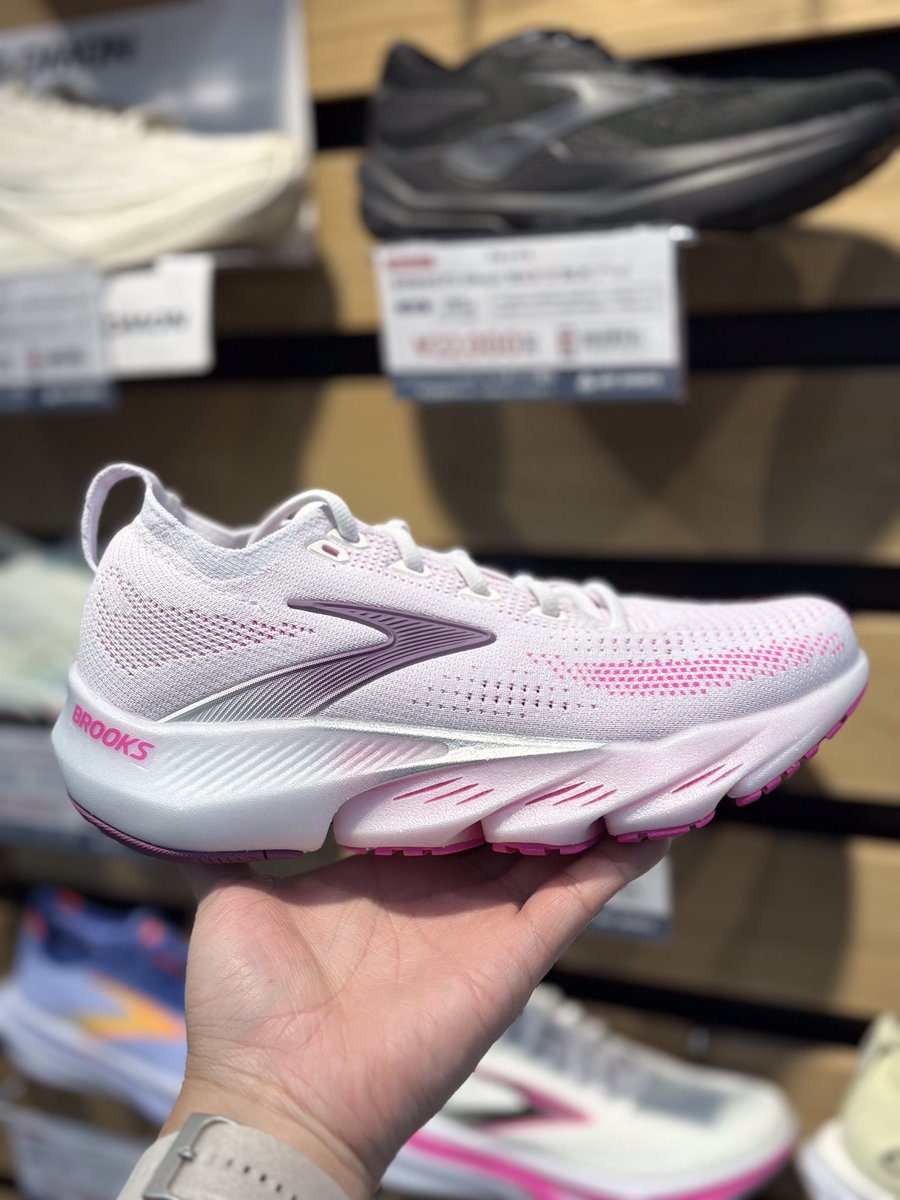 ishiiyokohama's tweet image. シューズコーナーからご案内です。
人気ランニングシューズ #BROOKS の新作 #グリセリンフレックス のご紹介です。
クッション性と柔軟性を両立させることで、走りの動きにシューズが合わせてくれる「追従する感覚」を追求。
ぜひ、店頭でお試しください❗️
ご来店お待ちしております。
#ランニング