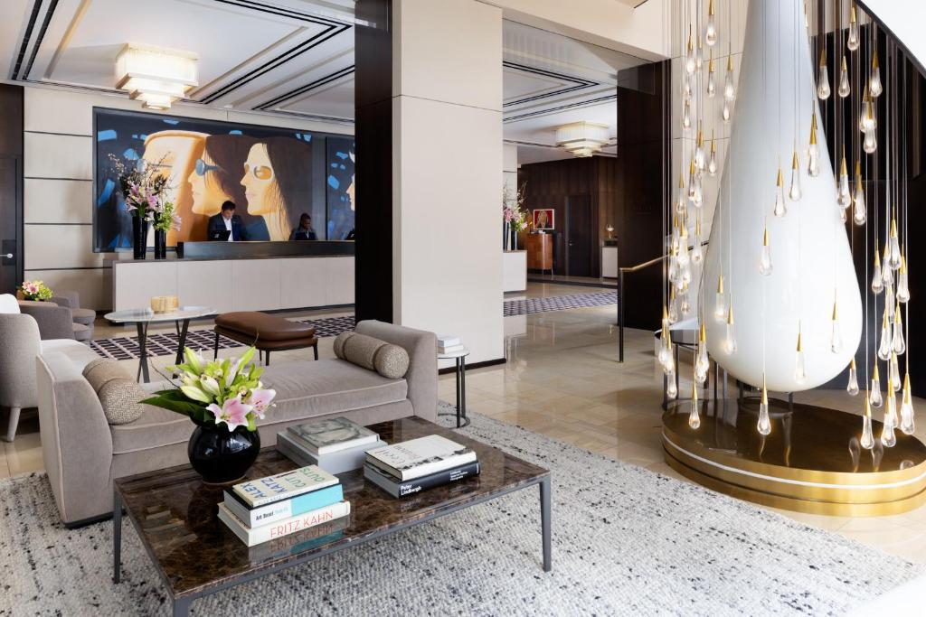 🚨A ESTE HOTEL FUE A "DESLOMARSE" ADORNI CON LA ESPOSA: MÁS DE U$D 3.700 LA NOCHE 🔥

CON LA TUYA CONTRIBUYENTE.

The Langham⭐️⭐️⭐️⭐️⭐️, New York, en la Quinta Avenida, hotel de lujo para que Adorni y su esposa Bettina Angeletti y toda la comitiva libertaria pueda luchar mejor