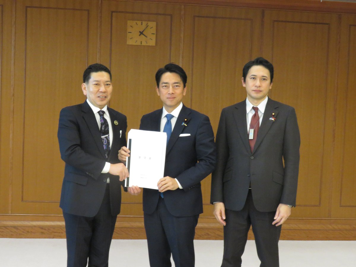Katoryusho's tweet photo. 大村市長と小泉進次郎防衛大臣に要望。
「日本一自衛隊を応援する街」大村市は、市民の自衛隊への理解が深く、信頼関係を築いてきた街です。
訓練や基地施設整備での地域への配慮、防音対策の充実などをお願いしました。
防衛省には大村市出身の自衛官も多く勤務されており、大変誇らしく感じました。 https://t.co/gpKF8e6rli