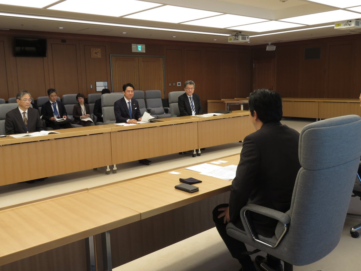 Katoryusho's tweet photo. 大村市長と小泉進次郎防衛大臣に要望。
「日本一自衛隊を応援する街」大村市は、市民の自衛隊への理解が深く、信頼関係を築いてきた街です。
訓練や基地施設整備での地域への配慮、防音対策の充実などをお願いしました。
防衛省には大村市出身の自衛官も多く勤務されており、大変誇らしく感じました。 https://t.co/gpKF8e6rli