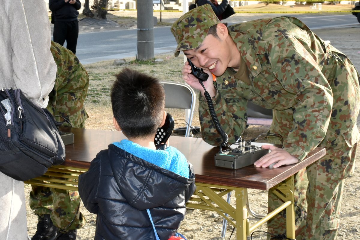 【中部方面隊創隊６５周年記念行事】
#中部方面システム通信群 は、#中部方面隊創隊記念行事 に参加しました。
#観閲式 においては、部隊の威容と真摯な姿勢を示すとともに、各種勤務等を整斉と行い、円滑な行事の実施に寄与しました。
#陸上自衛隊 #中部方面隊 #システム通信科