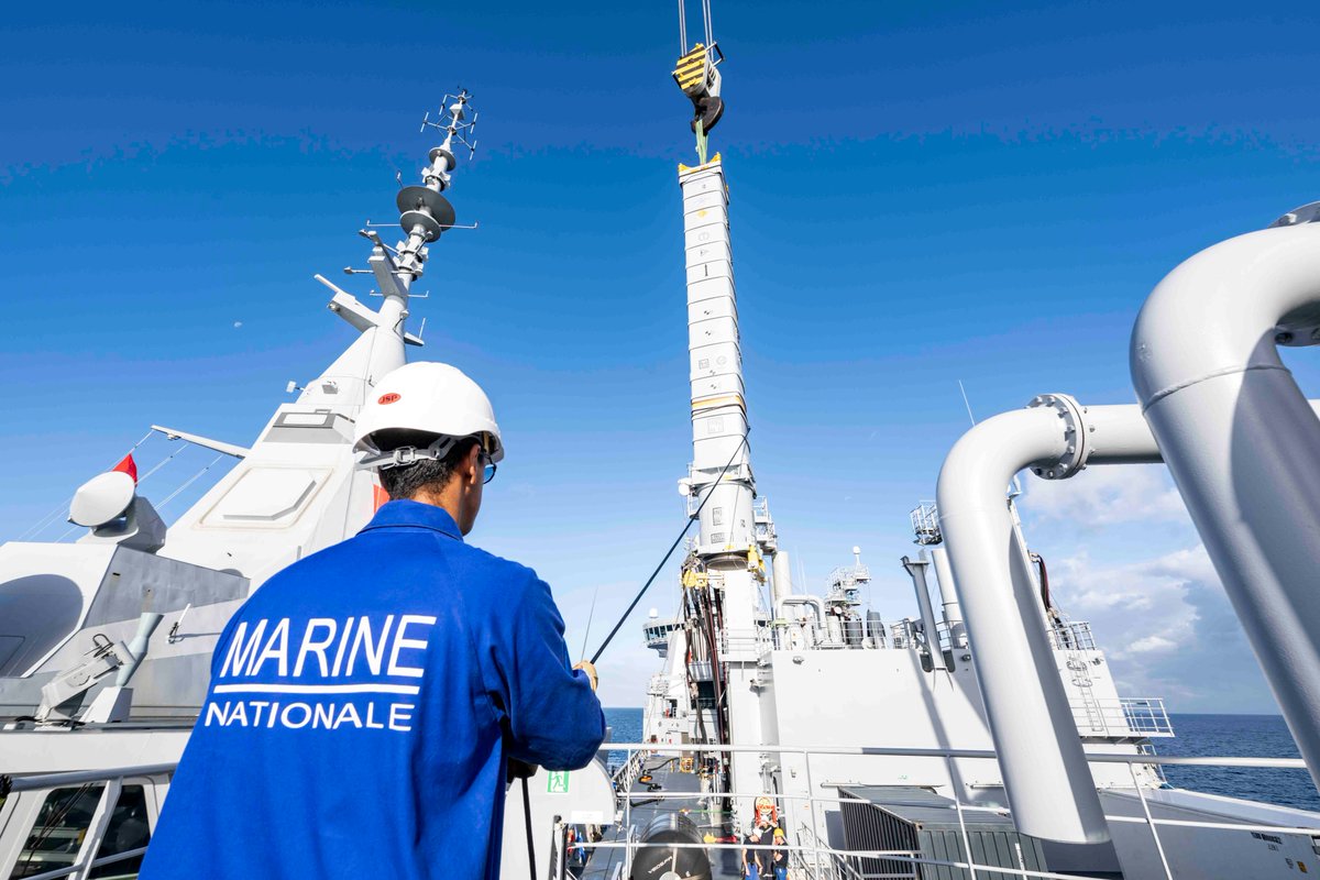 FauteuilColbert's tweet image. #MarineNationale🇫🇷⚓️

📸 MN

🧵 : cette « expérimentation » d'un ré-ensilotage des #SYLVER de la #FDI 𝘈𝘮𝘪𝘳𝘢𝘭 𝘙𝘰𝘯𝘢𝘳𝘤'𝘩 par le #BRF 𝘑𝘢𝘤𝘲𝘶𝘦𝘴 𝘚𝘵𝘰𝘴𝘴𝘬𝘰𝘱𝘧 dans le cadre de leur #DLD illustre la difficulté à effectuer la manipulation sur un théâtre.

👇