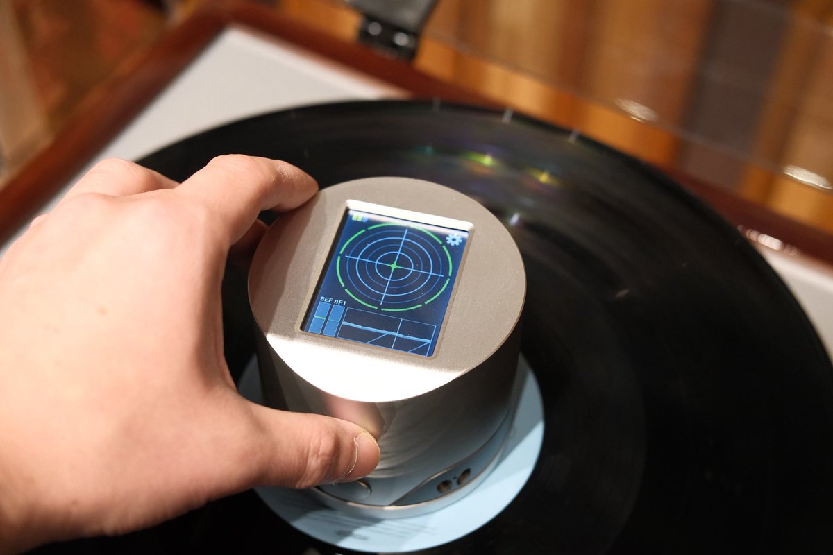 soundhunter1940's tweet image. 【デモ機展示】
DS Audio『ES-002』

レコードの偏心を測定し位置を調整することにより、回転ムラのないレコード再生が可能になるスタビライザーです。

少し前からDS Audio様よりお借りしています。
ぜひその効果をご体感ください！
#DSAudio #ES002