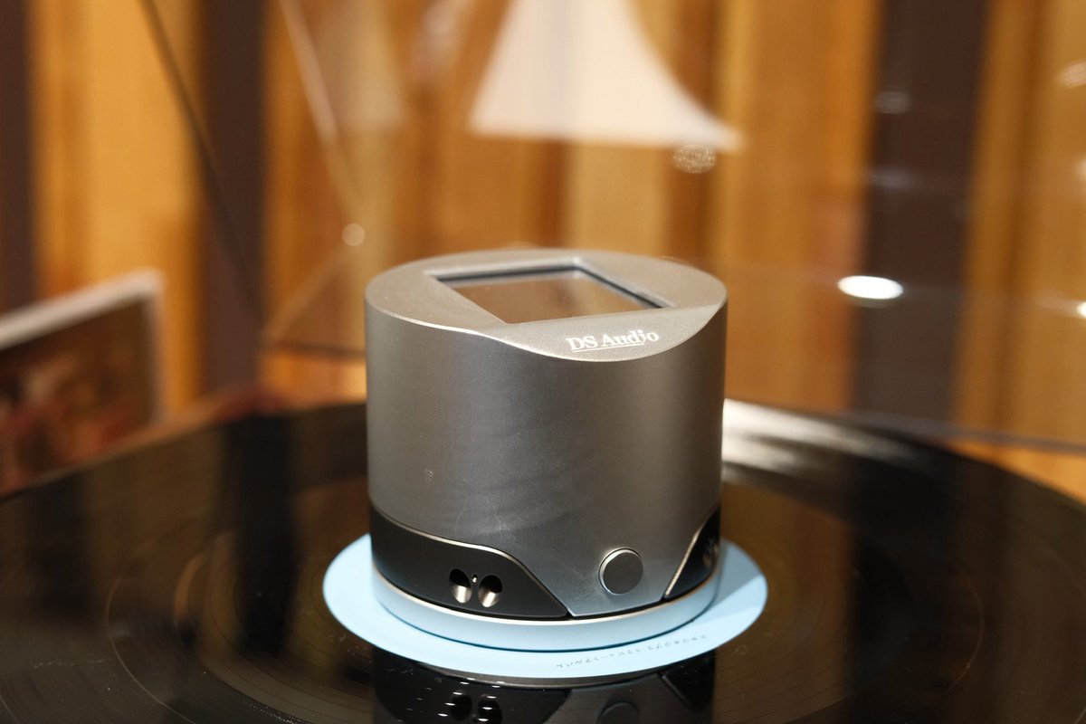 soundhunter1940's tweet image. 【デモ機展示】
DS Audio『ES-002』

レコードの偏心を測定し位置を調整することにより、回転ムラのないレコード再生が可能になるスタビライザーです。

少し前からDS Audio様よりお借りしています。
ぜひその効果をご体感ください！
#DSAudio #ES002
