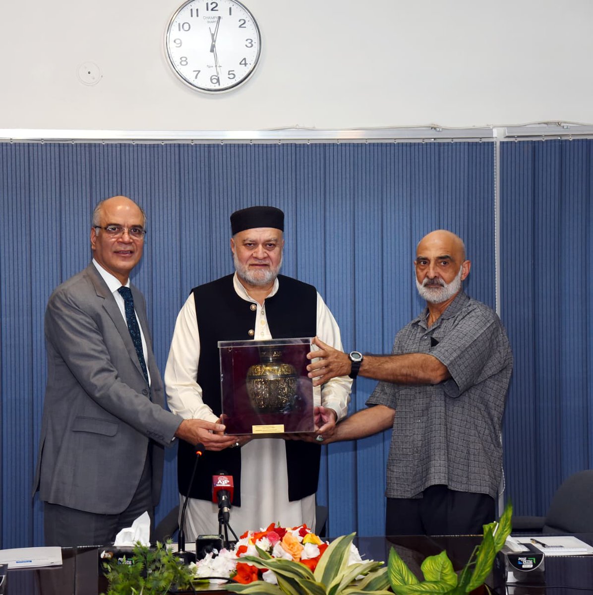 tvopk's tweet photo. Honored to receive the Federal Minister for @MOPASSPK  @SyedImranAShah as the Chief Guest and Federal Secretary @MOPASSPK  Mr. Navid Ahmed Shaikh (Guest of Honour) on the occasion of release of grants to partner NGOs, at TVO Head Office. https://t.co/Y0CIvmmZdA
