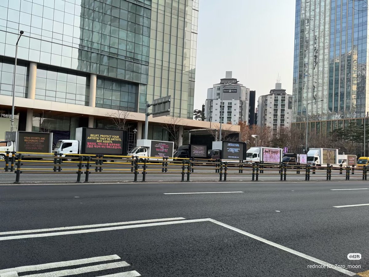 sjaeyunsgf's tweet photo. MIREN LA CANTIDAD DE CAMIONES DE PROTESTA ALINEADOS FRENTE A HYBE. AHORA SI NO TIENEN EXCUSA, NO HAY FORMA QUE NO HAGAN ALGO. SIGAN DIFUNDIENDO Y DONANDO SI PUEDEN ‼️❤️‍🩹

HEESEUNG WITH ENHYPEN
#SevEN_ALWAYS
#ENHYPEN_HOME
#ENHYPENIS7
#AlwaysWithYou https://t.co/uql4A7U3FR