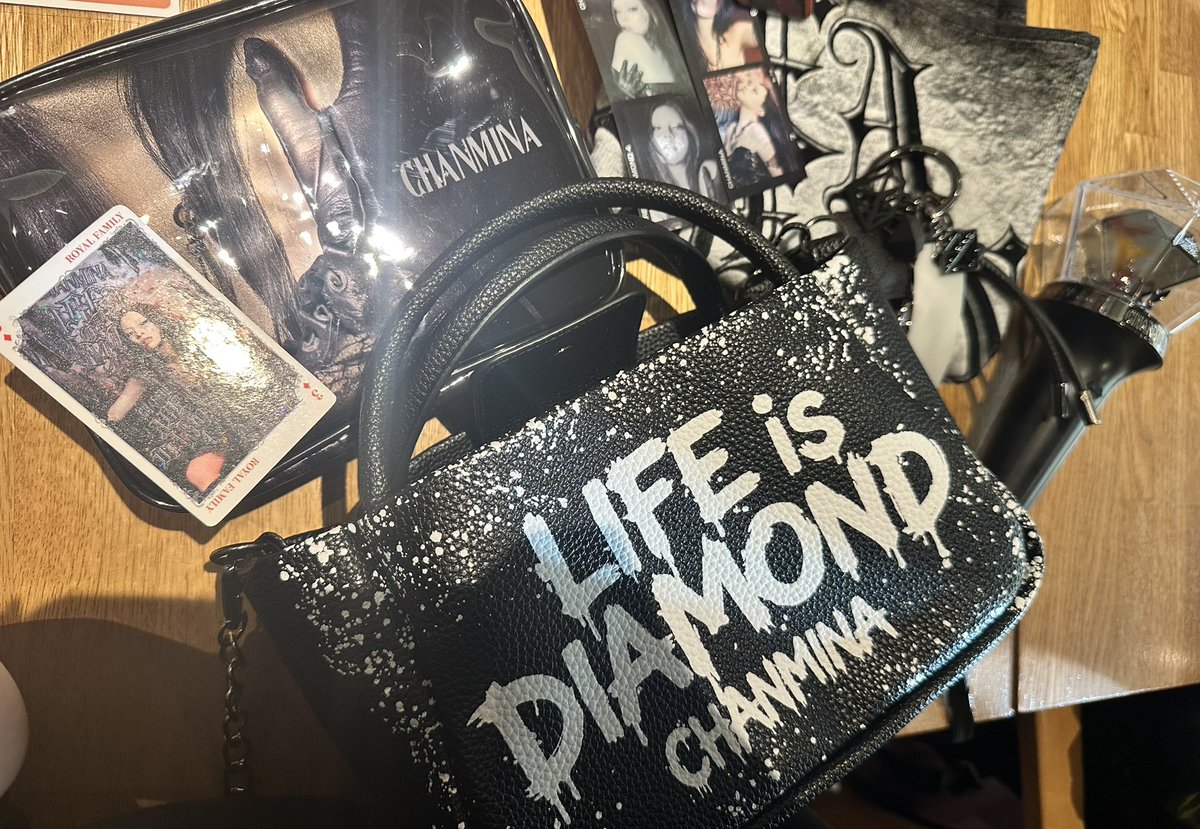グッズめっちゃ買えたー?❤️ うちはライト､ミニバッグ、タオル 娘氏 