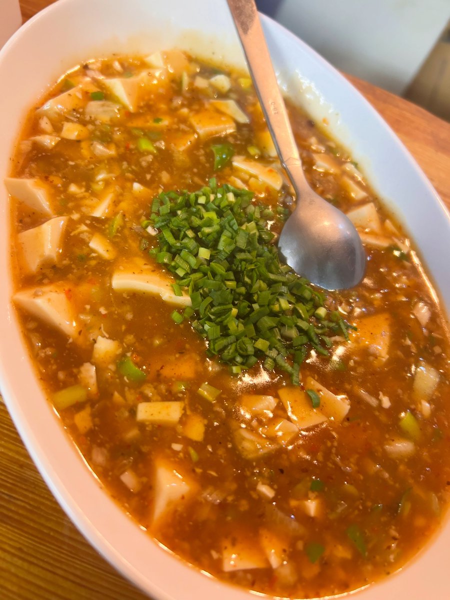 senryu_kyoto's tweet photo. いつもありがとうございます♪
今日の一品は、本格麻婆豆腐！
千龍オリジナルのスパイスをブレンドした麻婆豆腐は大人気メニューのひとつです✊

スパイスの効いた本格麻婆豆腐で寒さを乗り切りましょう🔥

平日限定お得ディナーセットもあります☺️
#京都 #四条大宮 #四条大宮ディナー #中華 #中華料理 https://t.co/fUwzKs4KX0