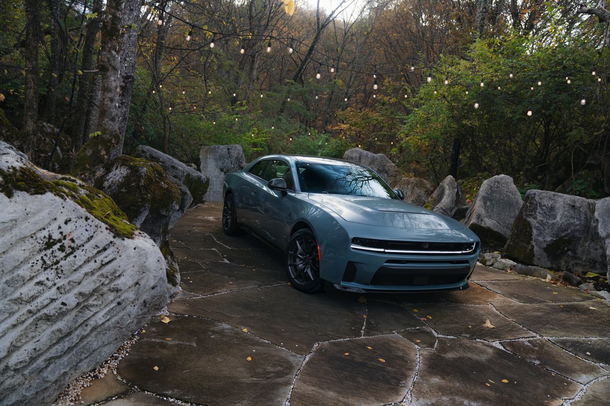 StellantisNAEsp's tweet image. Frío como el hielo. @Dodge añade el nuevo color Sub-Zero, a toda la familia #Charger 2026. Este tono azul mate se suma a las franjas Fratzog dobles y al gráfico Satin Black para el cofre, ampliando las posibilidades de personalización.
Más detalles ➡️ bit.ly/40VlL91