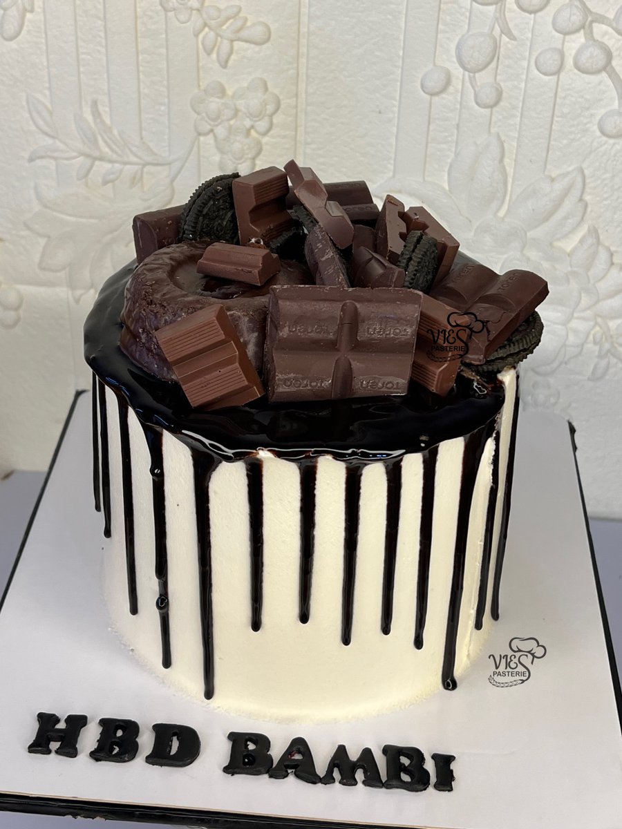 Some of my chocolate drip works 
Flavours are chosen by our customers and they’re absolutely delicious 🤤 😋 
#Viespastries 

A thread.