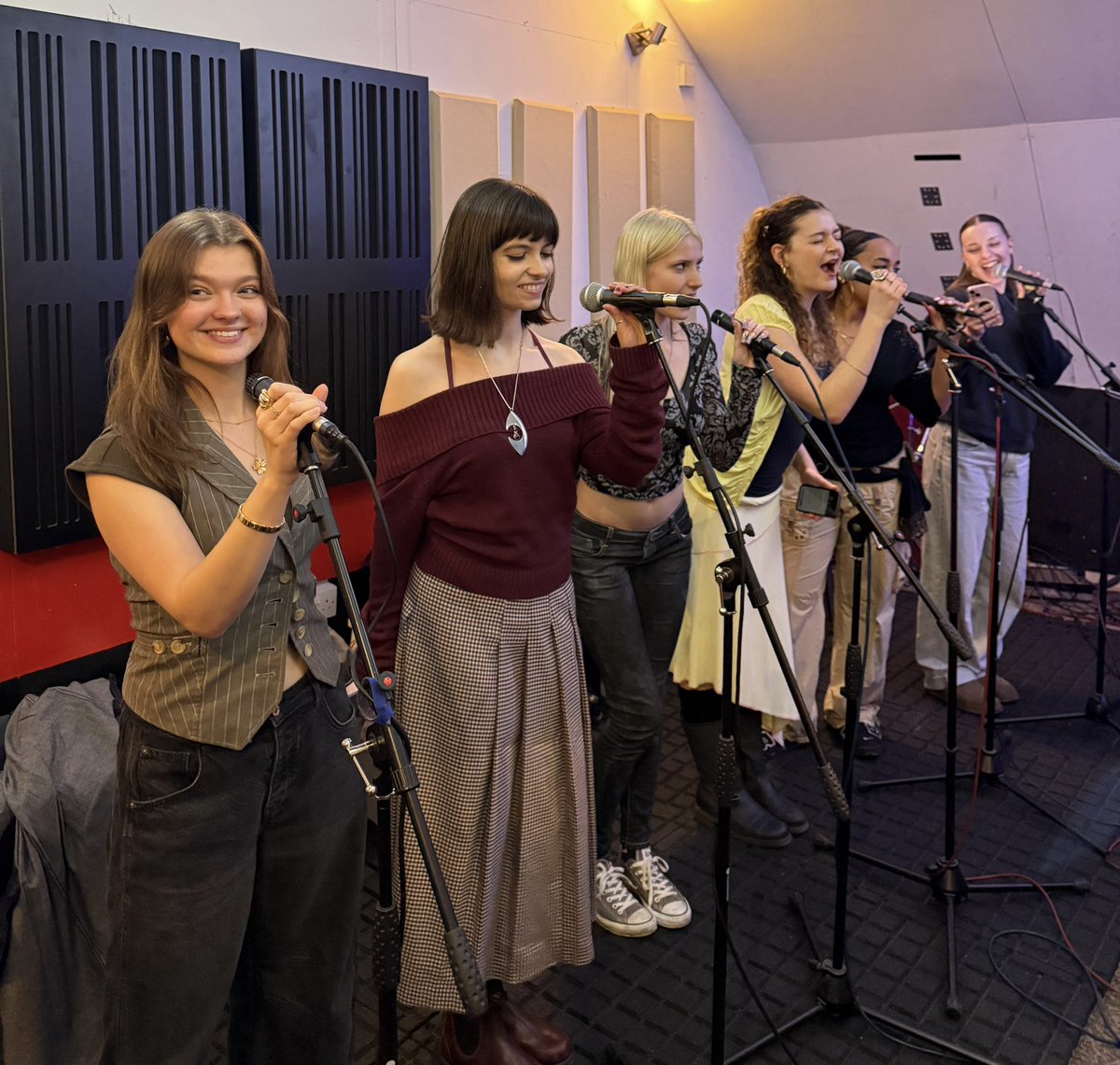 BonaFideStudio's tweet photo. POV: Your team building day turns into a pop band. 
Step into a professional recording studio, grab the mic, record 4 songs with your crew. Whether it’s a birthday, kids party or a team building day, this is your moment to feel like a pop star.
from £15pp
📞 020 8883 9641 https://t.co/aXRXsclxVP