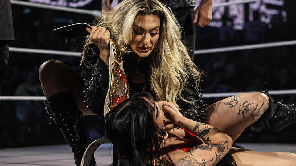 WWEItalia's tweet image. .@OfficialEGO e @starkmanjones uniscono le forze contro @joehendry e @mylesborne_wwe, mentre @izzi_wwe e @TatumPaxley si incontrano faccia a faccia sul ring. Scopri i risultati di #WWENXT 👉 tinyurl.com/he6fpwmk

Rivivi lo show on demand su @discoveryplusIT! #DiscoveryPlus