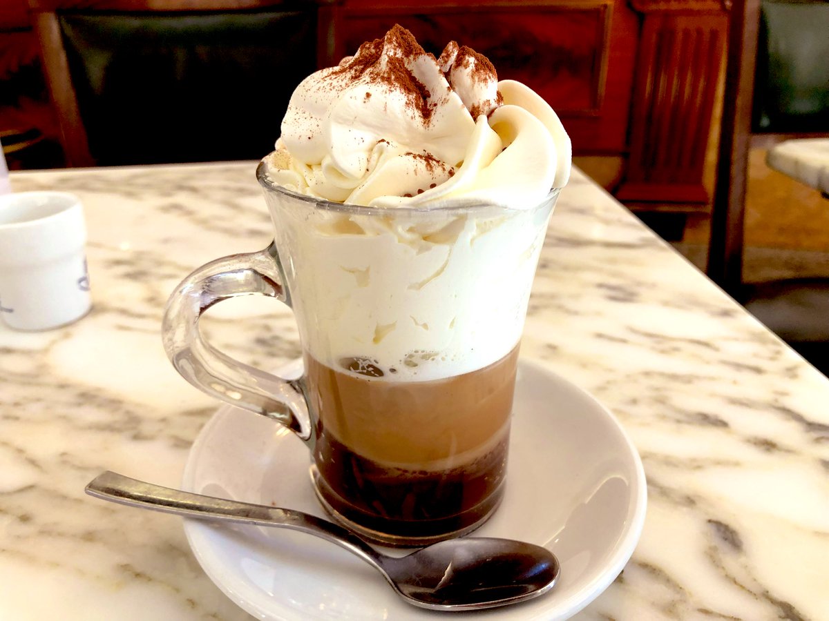 KaaamuraTravel's tweet photo. イタリアのトリノ名物「ビチェリン」
大量の生クリームとホットチョコレートとエスプレッソが三位一体してる激ウマ飲み物なんだけど、日本で流行りませんかね？？？ https://t.co/gWj7xDDrLw