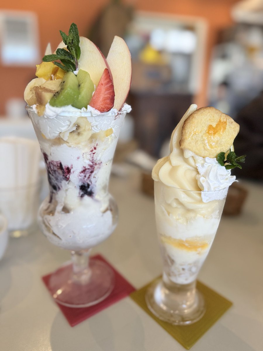 anon710's tweet photo. #香川県
 #sunCafe

瀬戸内レモン🍋のパフェ

 フルーツのBIGパフェ

美味しかったなぁ〜😋😍 https://t.co/MNz4rJHtgW