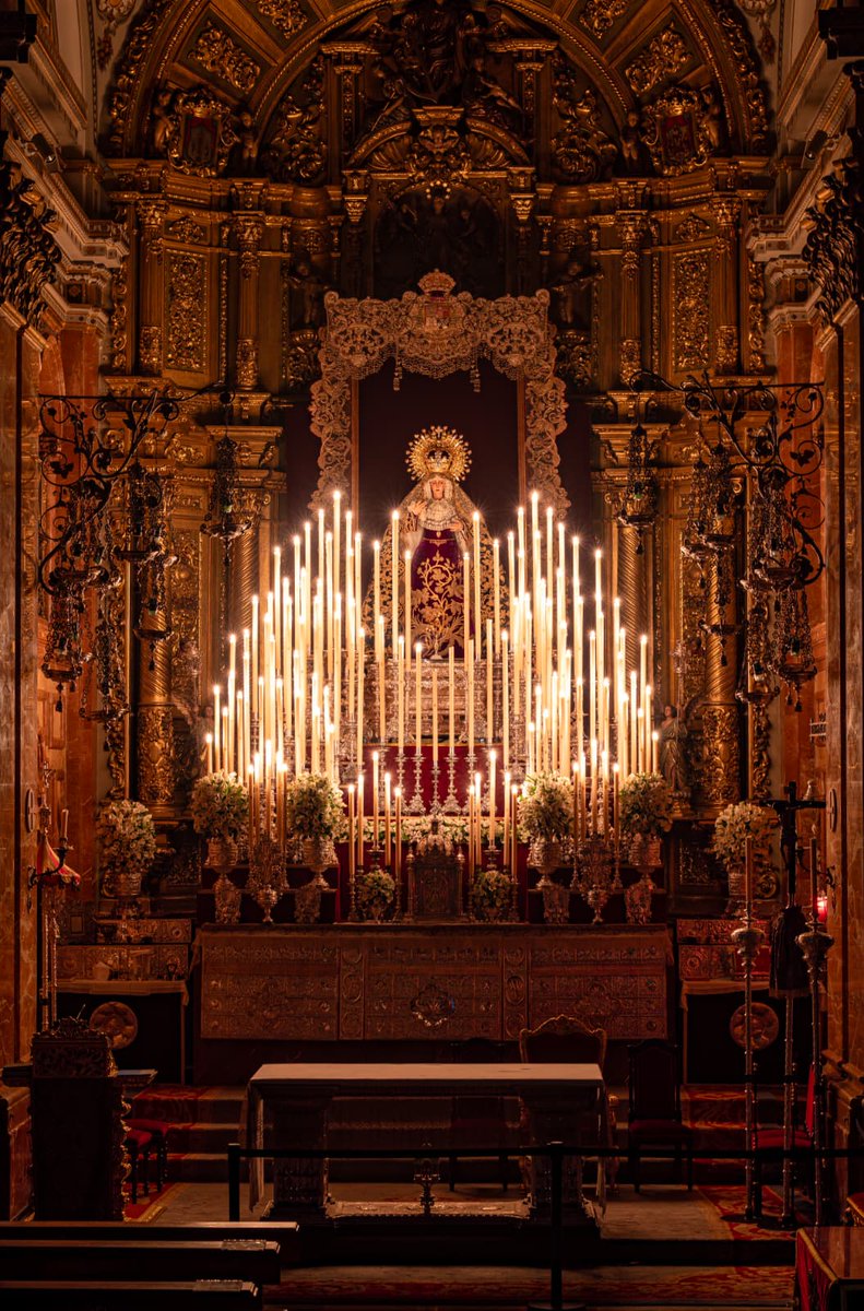 La llama de la Esperanza. Siempre viva, inagotable y duradera que ilumina, guía y fortalece ante la adversidad. 

📸 Galería gráfica, a la luz de las velas, de la Santísima Virgen de la Esperanza en su Septenario Doloroso 
📸 <a href="/Randofer94/">Manuel Fdez. Rando</a> / <a href="/PMFotoscofrades/">Pablo Martínez Domínguez</a>