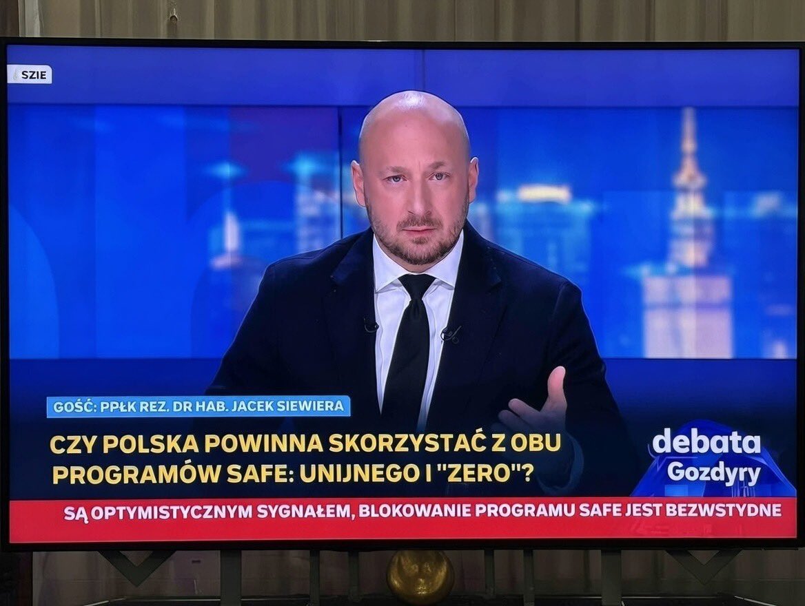 „WOLĘ O SWOJĄ SUWERENNOŚĆ WALCZYĆ W BRUKSELI, NA KWITACH ALBO W GRONACH EKSPERCKICH, NIŻ NA POLU WALKI BEZ BRONI.”

— Jacek Siewiera, ekspert ds. bezpieczeństwa i były szef BBN, Debata Gozdyry (Polsat News)

To jedno zdanie w zasadzie zamyka całą dyskusję o bezpieczeństwie