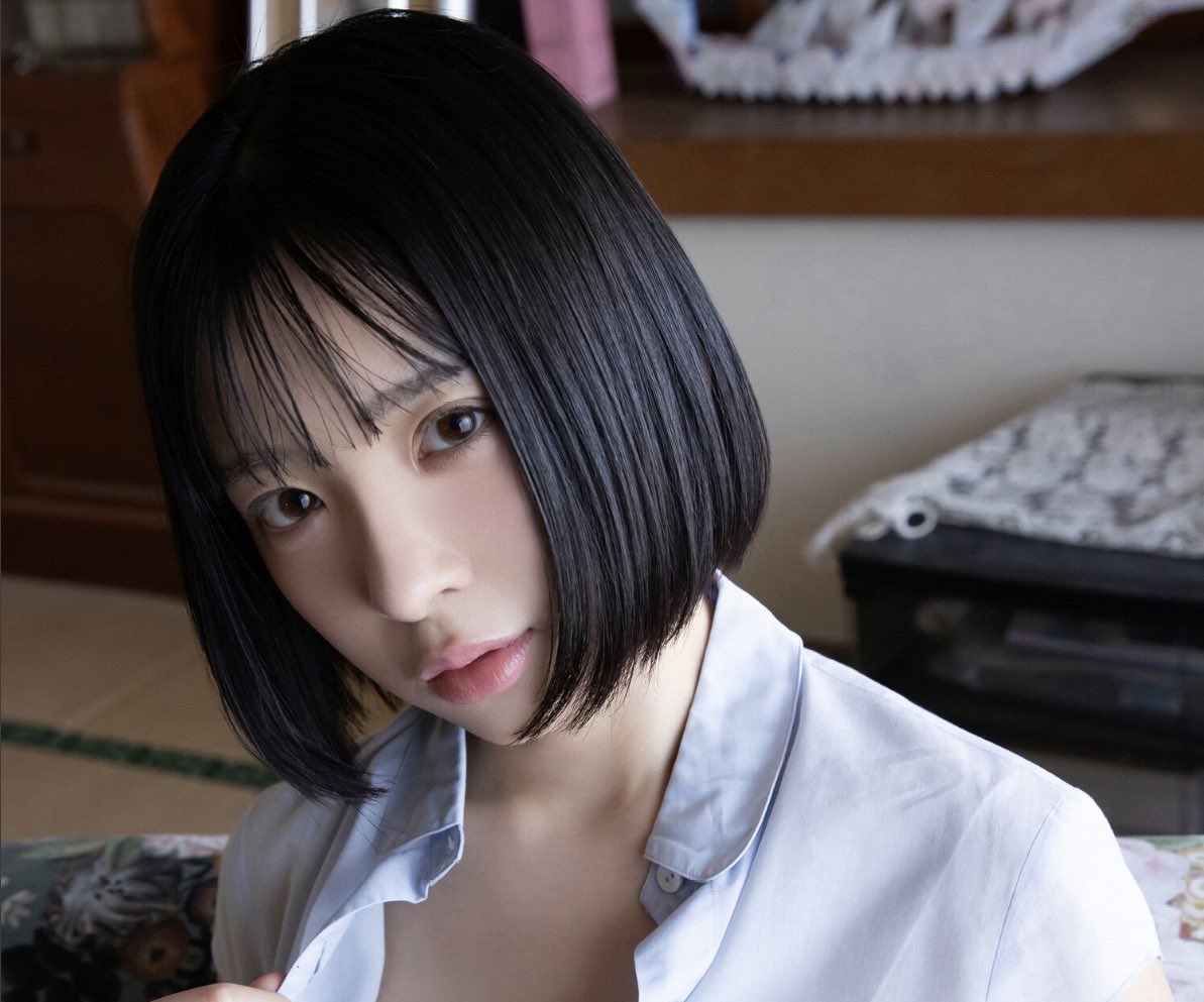 【期待の新人】

“誰も知らない原石”として「週刊プレイボーイ」でグラビアデビューした“いろは"こと「博多彩葉」。現役女子大生グラドル。

2月27日に写真集『誰も知らない いろは』をリリースし注目を集めた。
4月10日にエスワン専属としてデビューが決定！