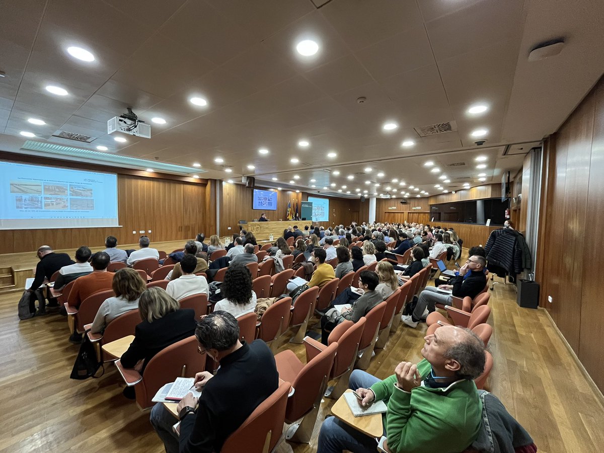 formacioDIVAL's tweet photo. 🗣️ Iniciem el segon dia de les Jornades 'L’ordenació del Territori i el Nou Model de Ciutat' amb la ponència de Fuensanta Artés, Cap del Servici de Gestió de Riscos en el Territori de la @generalitat. 

💧 'Plans d’Acció Territorial Davant del Risc d’Inundaci��'. 

#FormacióDIVAL https://t.co/iKonCOpvqY
