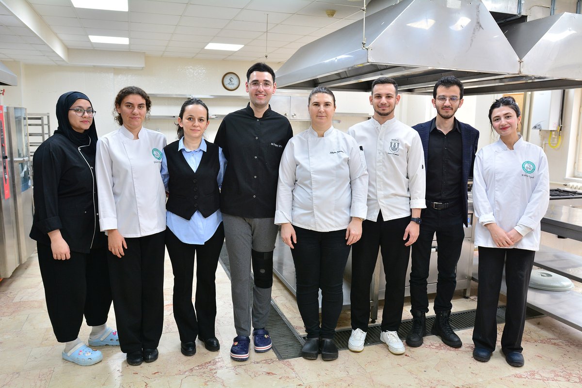 balikesiruni's tweet photo. BAÜN’lü Gastronomi Öğrencilerinden Ramazan Sofralarına Tatlı Dokunuş: Öğrenci İftarlarına Özel Lokum Üretimi  

Balıkesir Üniversitesi Turizm Fakültesi Gastronomi ve Mutfak Sanatları Bölümü ile Gastronomi Topluluğu iş birliğinde, Ramazan ayı boyunca Balıkesir Üniversitesinde gerçekleştirilen öğrenci iftarlarında ikram edilmek üzere lokum üretimi gerçekleştiriliyor.  

https://t.co/6hhhETEgxR