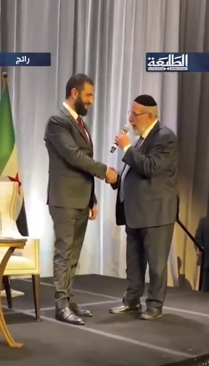 PKK’lı terörist,YPG’nin üst düzey militanlarından kod adı Sipan Hemo,gerçek adı Semir Asu.Suriye Savunma Bakan Yardımcısı oldu.Bizim bakanlığımızda halen kırmızı bültenle arananlar listesinde.
Fıkra değil,gerçek.
Yahudi haham,bunlar için kutsamış demek ki Ahmet Şara'yı. 
Korkunç.