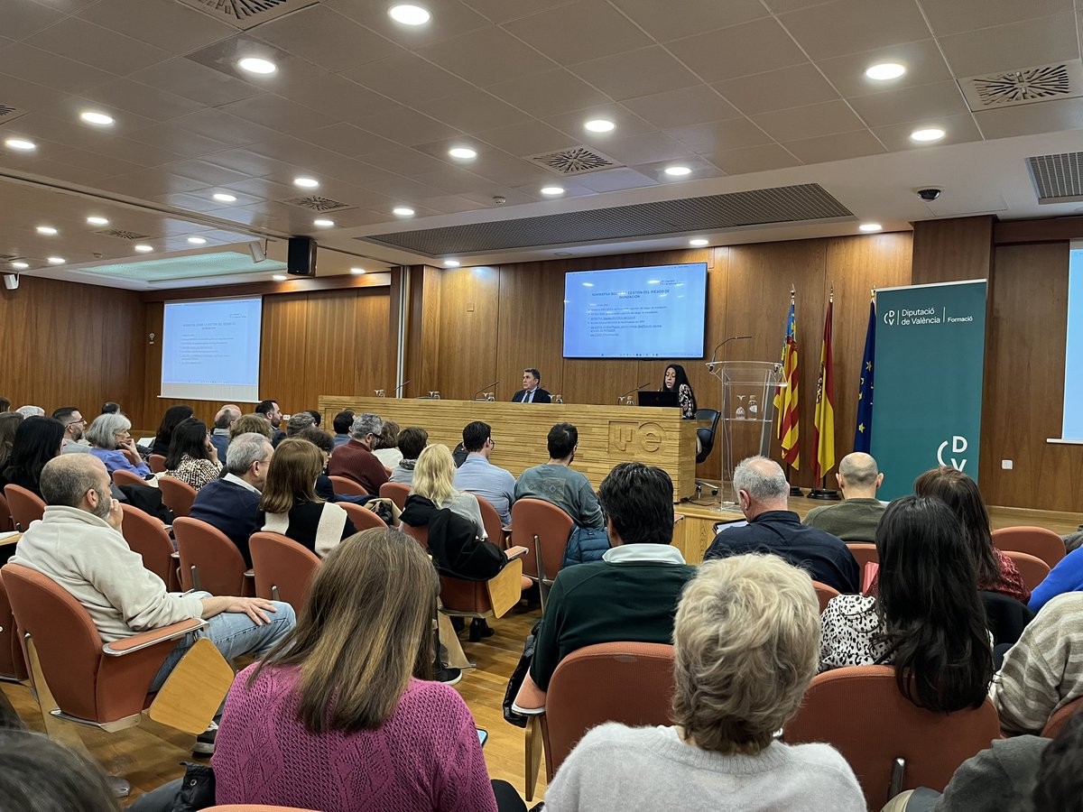 formacioDIVAL's tweet photo. 🗣️ Iniciem el segon dia de les Jornades 'L’ordenació del Territori i el Nou Model de Ciutat' amb la ponència de Fuensanta Artés, Cap del Servici de Gestió de Riscos en el Territori de la @generalitat. 

💧 'Plans d’Acció Territorial Davant del Risc d’Inundaci��'. 

#FormacióDIVAL https://t.co/iKonCOpvqY