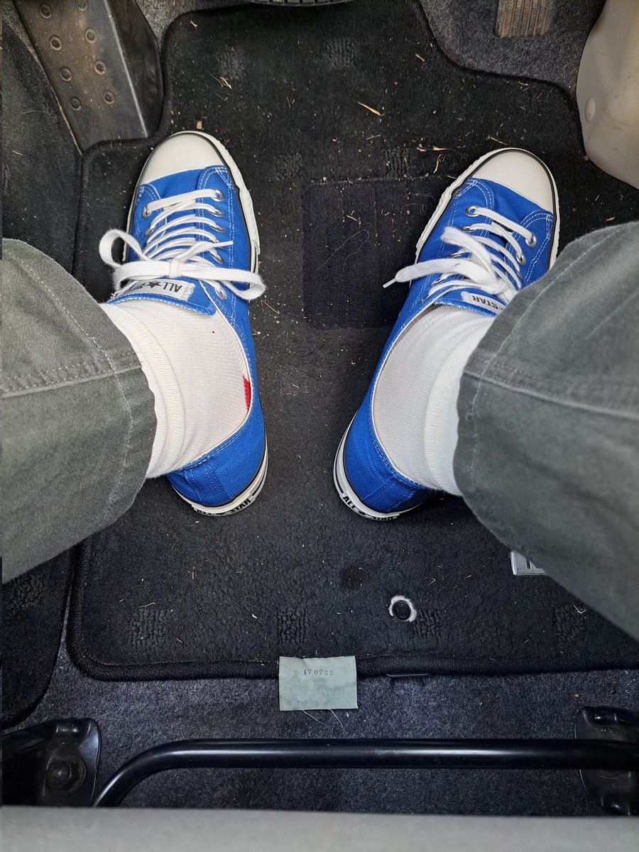 LCRpurple's tweet image. 今から帰ります。
今日はECWCSのジェネ2のフリース着ました。
昨日ほど寒くないのもあってか、車内だと少し暑いです。
足もとは青コンです。
ジーンズが多いので青系の靴はあまり履いていません…
#Converse all star j low (blue)