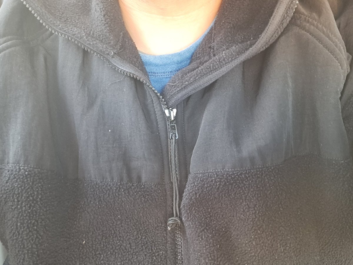 LCRpurple's tweet image. 今から帰ります。
今日はECWCSのジェネ2のフリース着ました。
昨日ほど寒くないのもあってか、車内だと少し暑いです。
足もとは青コンです。
ジーンズが多いので青系の靴はあまり履いていません…
#Converse all star j low (blue)