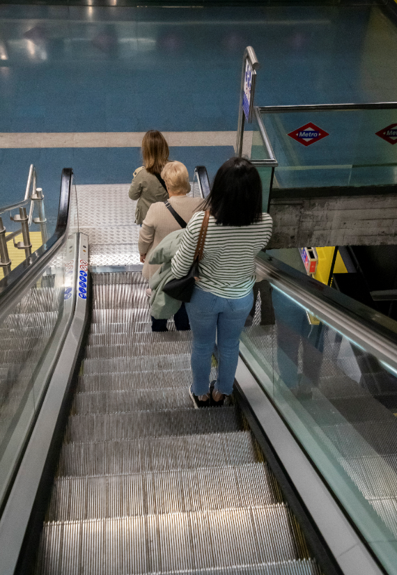 🙏 Por favor, en las escaleras ponte a la derecha, así facilitas el paso a otras personas.

#Civismo