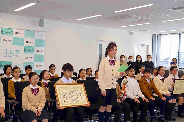 上田市が清明小学校合唱部に「市長表彰」を贈る！
　★「こども音楽コンクール文部科学大臣賞選考会（全国大会）」の小学生合唱部門で第２位に輝く
👏⇒ tjournal.co.jp/?p=35891

　　　　長野県　上田市

#上田市
#長野県
#全国大会
#清明小学校
#市長表彰
#合唱部
#音楽コンクール
#文部科学大臣賞