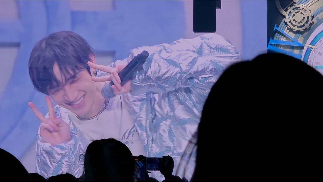 작년 기준 F6 뒷쪽인데 다들 이걸 몇백씩 주고 양도 받는게 너무 안타까워서 시야 공유 함 앞 사람들이 머리위, 머리사이로 폰카를 찍어대서 무대도 전광판도 안보여서 그냥 계속 졸다가 나왔음 판단은 알아서 하겠지만 이런 자리 플미 주고 사지 말고 그 돈으로 치킨이랑 엽떡 시켜서 비욘라 보세요