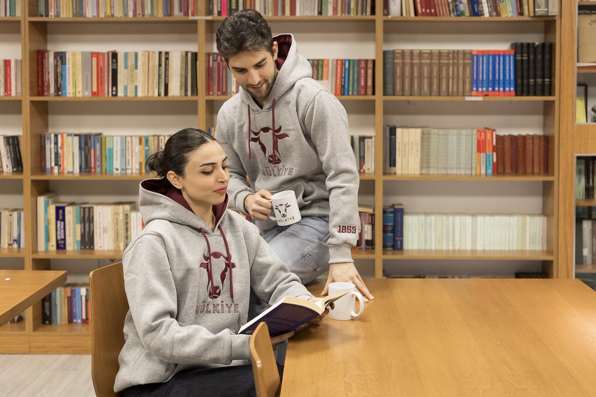 mulkiyeliler's tweet photo. Mülkiyeliler Birliği 2026 Hoodie ürünleri mülkiye dükkân’da!
Dört renk seçeneği ile hazırlanan 2026 Hoodie ürünlerini Mülkiyeliler Birliği Genel Merkezi’nden ve https://t.co/HcAO83mR47 adresinden satın alabilirsiniz. https://t.co/ZadqbY8s89