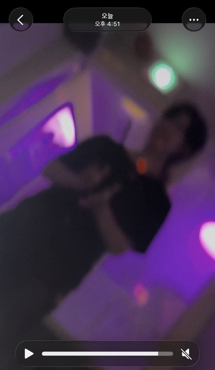 친구랑 예왕 생일 이벤트 어썸코인노래연습장에서 20분 정도 노래하고 있었는데 갑자기 왕이가 우리 방에 와서 노래 불러보라고 해서 진짜 당황했어…