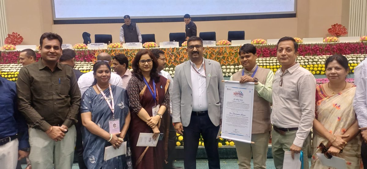 आज जल महोत्सव–2026
के तहत विज्ञान भवन, नई दिल्ली में 
सरपंच श्री धर्मेंद्र मारन,  ग्राम मुगलियाहाट, जिला भोपाल 
को मान. श्री सी.आर पाटिल जी, केंद्रीय जल शक्ति मंत्री द्वारा नल जल योजना में उत्कृष्ट कार्य हेतु पुरुस्कृत किया गया।
#JalMahotsav2026
#HarGharJal