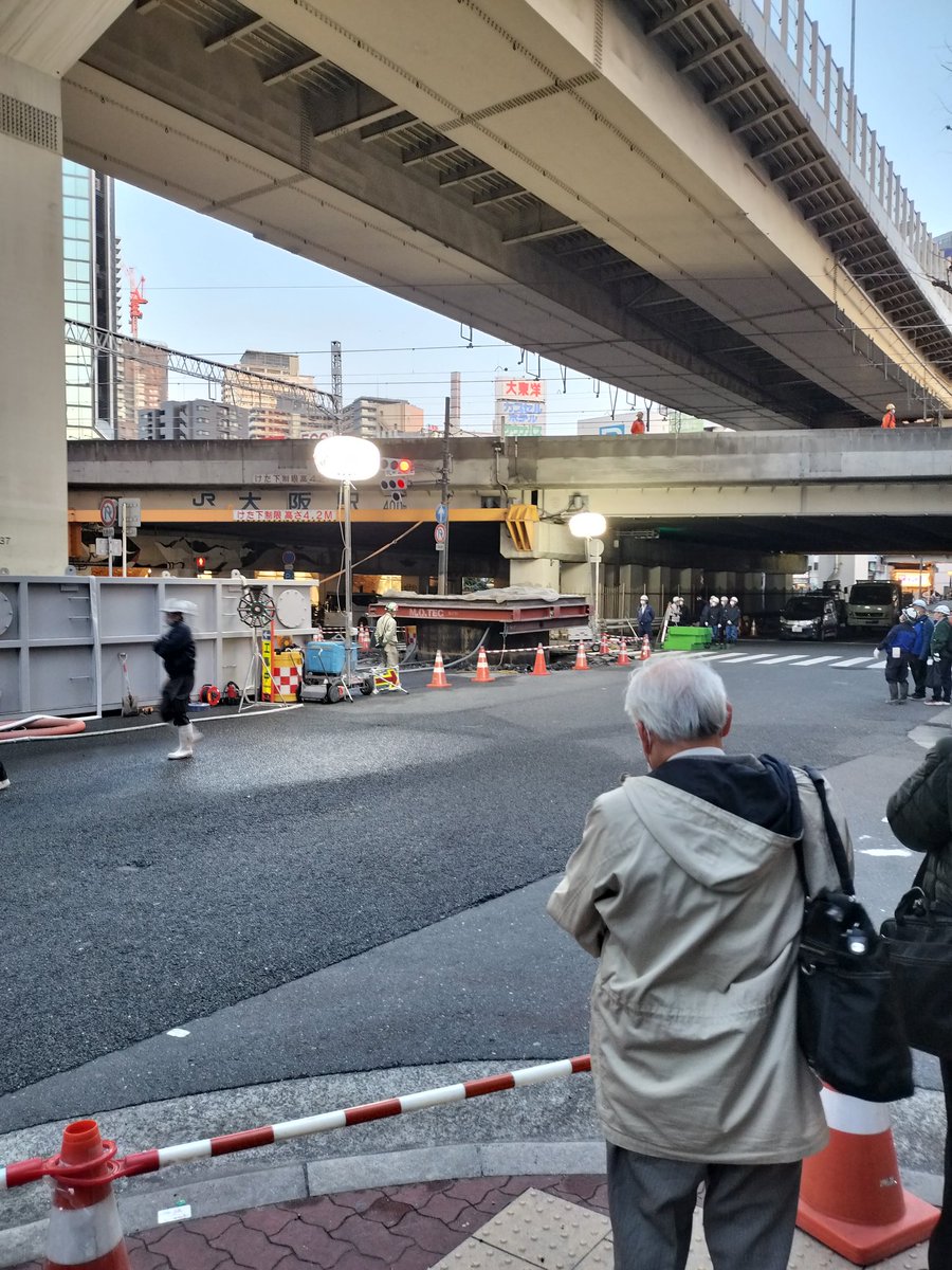 ass12ssp's tweet photo. 梅田で地盤沈下みたいなこと起こってる…
報道陣もめちゃくちゃいる
死人出たのか? https://t.co/U2rEZvGDz0