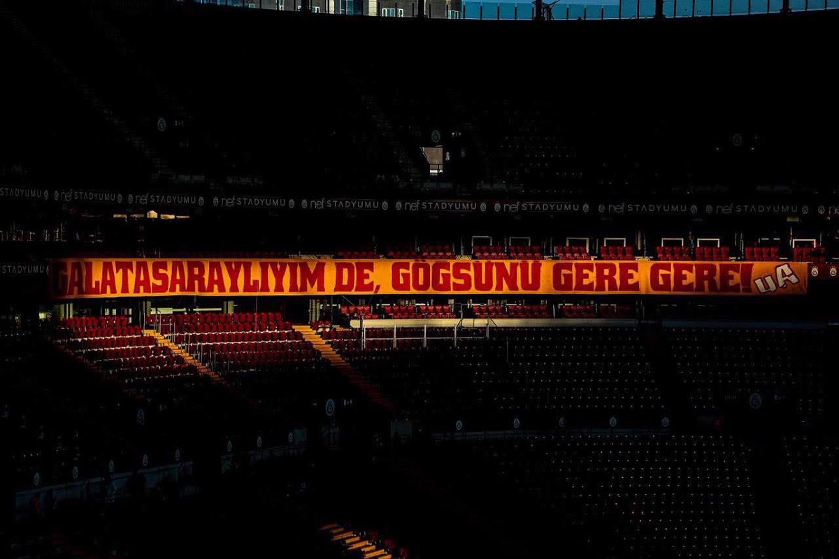 NE DÜNYALAR KADAR NE YERDEN GÖĞE, GALATASARAYLIYIM DE GÖĞSÜNÜ GERE GERE!