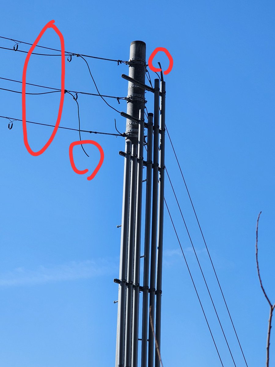 hotgreene's tweet photo. 浜松市、内山海岸付近の太陽光発電で電線盗難有り、昨夜かな、ストビューと比較すると太い電線が無くなってる、近隣は要注意ですね
https://t.co/Gh9PGtc4u5 https://t.co/uBXr3csYRj