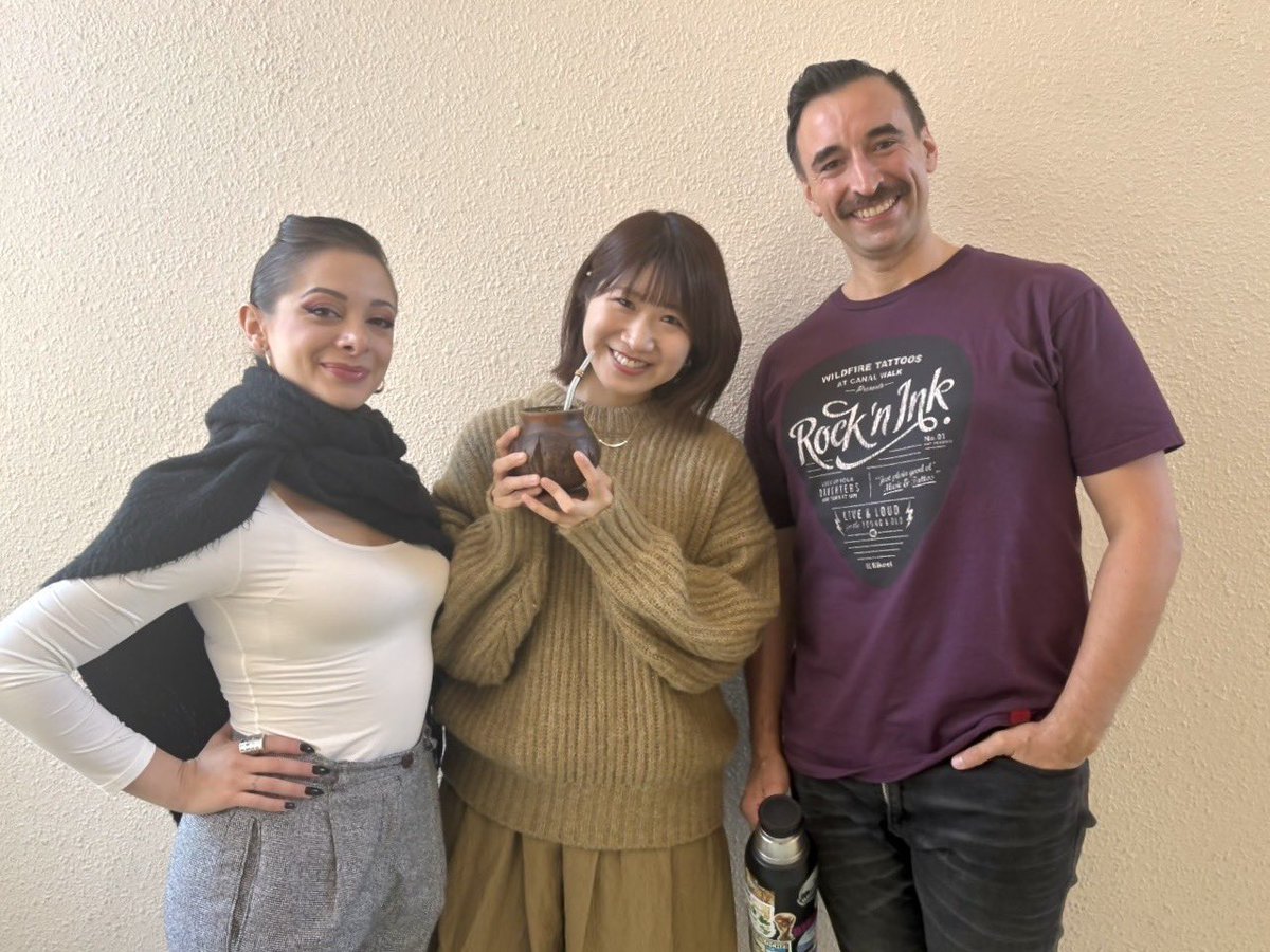 m_ongakushitsu's tweet photo. 皆さん！今日もお疲れさまです☺️

#ラジオの中の音楽室
#みんなの音楽室 

今週は「課外活動」篇。
東京都足立区立第七中学校で開催された「学校コンサート」の模様をお送りしています！

「学校コンサート」で、まさか“アルゼンチンタンゴ“を聴けるなんて！と、お届けしている私たちも、連日タンゴの情熱と哀愁に浸っている中‥
3日目となる今日は、アルゼンチンタンゴの代表曲の一つとして知られています、アルゼンチンの作曲家、アストル・ピアソラさんが作曲したアノ曲をお送りいたします🎵

そして！ラジオでお届け出来ないのが本当に残念でなりませんが‥
生徒たちに素晴らしいダンスを披露して下さった「タンゴダンス世界選手権・ステージ部門」で優勝を果たした現チャンピオンのお2人💃
ミカエラ&レアンドロさんのインタビューもお届けします。

「ピャ〜と、クルクルっと」‥と、意味不明な説明をしていた😆
#坂口愛美（@ami_sakaguchi_）  さんが、チャンピオンのお2人から、アルゼンチンのスタンダードなお茶「マテ茶」をご馳走となった様子も是非お聴き逃しなく！

「ノー！ノー！ノー！」
と、思いっきりダメ出しされています😂アルゼンチンの「マテ茶」には、どうやら独自のルール？所作があるようです🫖

「みんなの音楽室」
このあと開校です📻

#アルゼンチンタンゴ
#学校コンサート
#ピアソラ
#マテ茶
#食レポ