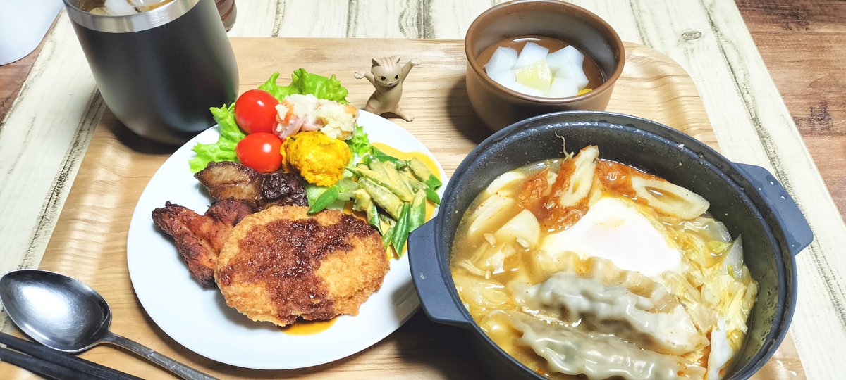 yutachan6's tweet photo. おうちごはん🏡

半額購入後冷凍お惣菜と
余り物テキトー鍋🍲
どんだけいい加減に作っても
そこそこ美味しく出来上がる鍋って凄いね✨️
鍋だと野菜も沢山食べれるし
食べさせるのも苦じゃないのがイイ🤭 https://t.co/ZwnCDbwtRi