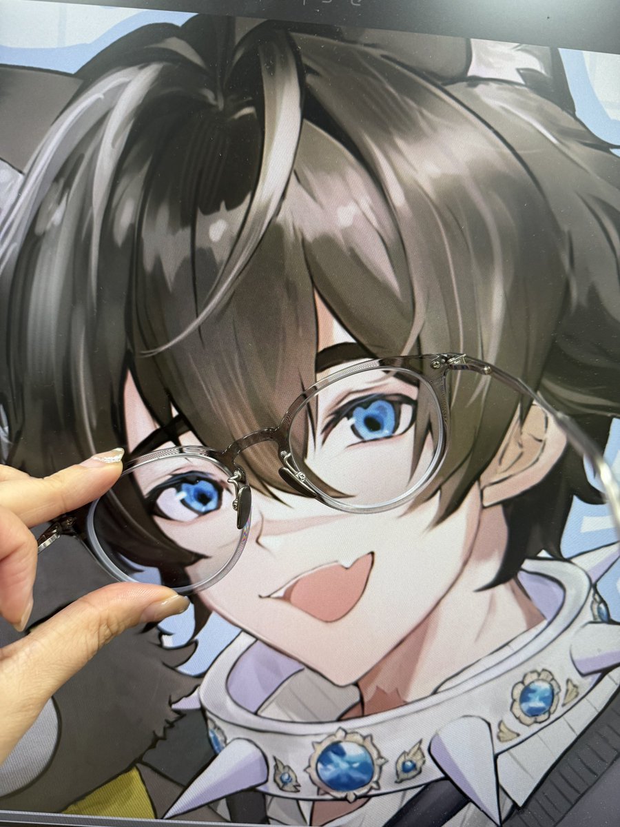 4.18 狂歡only 會在《事務所-7》
新品努力中💪🏻 請多多指教！

最近很流行這個(?
狼寶帶眼鏡很DK🐺💙