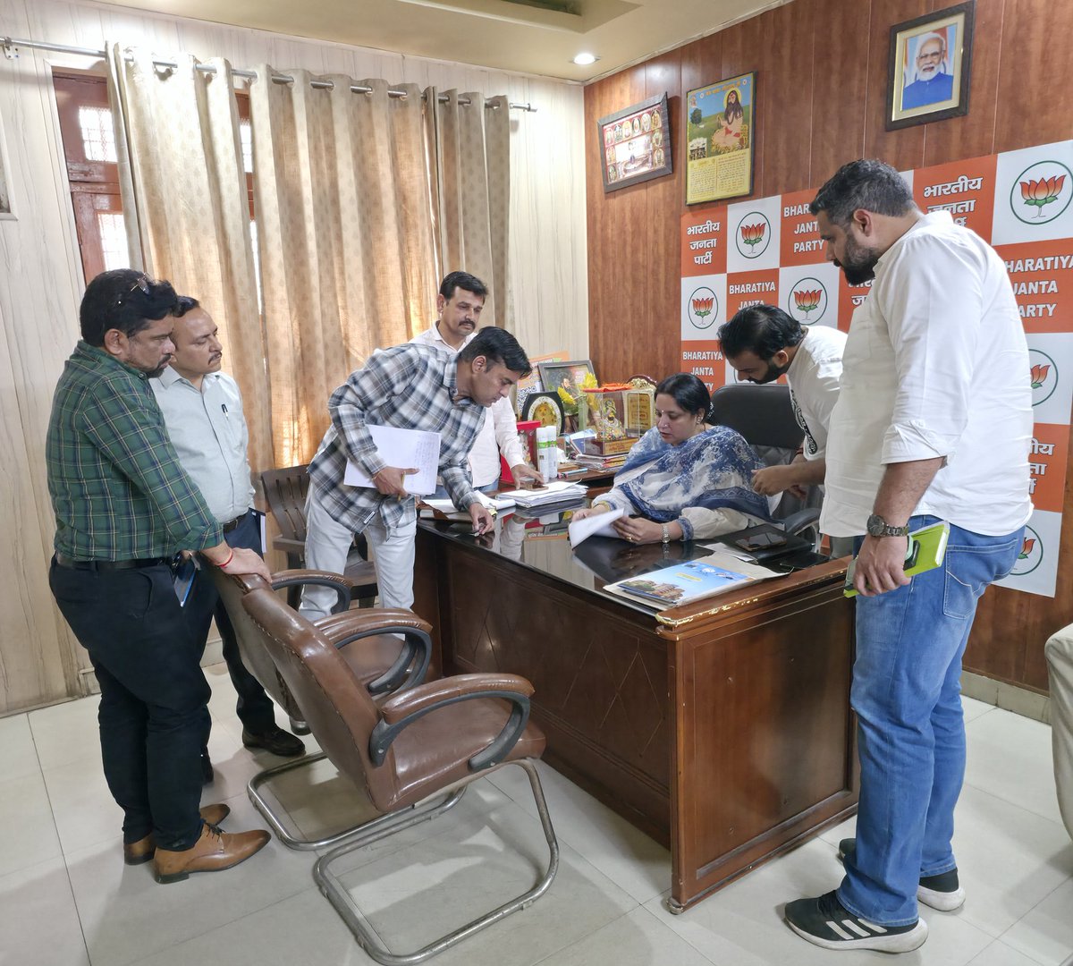 NeelamS_BJP's tweet photo. आज कार्यालय पर क्षेत्रवासियों से मुलाकात कर उनकी समस्याओं एवं सुझावों को गंभीरतापूर्वक सुना गया तथा समस्याओं के समाधान हेतु आवश्यक कार्रवाई का आश्वासन दिया गया।

जनसेवा ही हमारा संकल्प है और क्षेत्र के विकास के लिए निरंतर प्रयास जारी रहेंगे।

#MlaOnDuty #NeelamKrishanPehlawan #NajafgarhVidhansabha