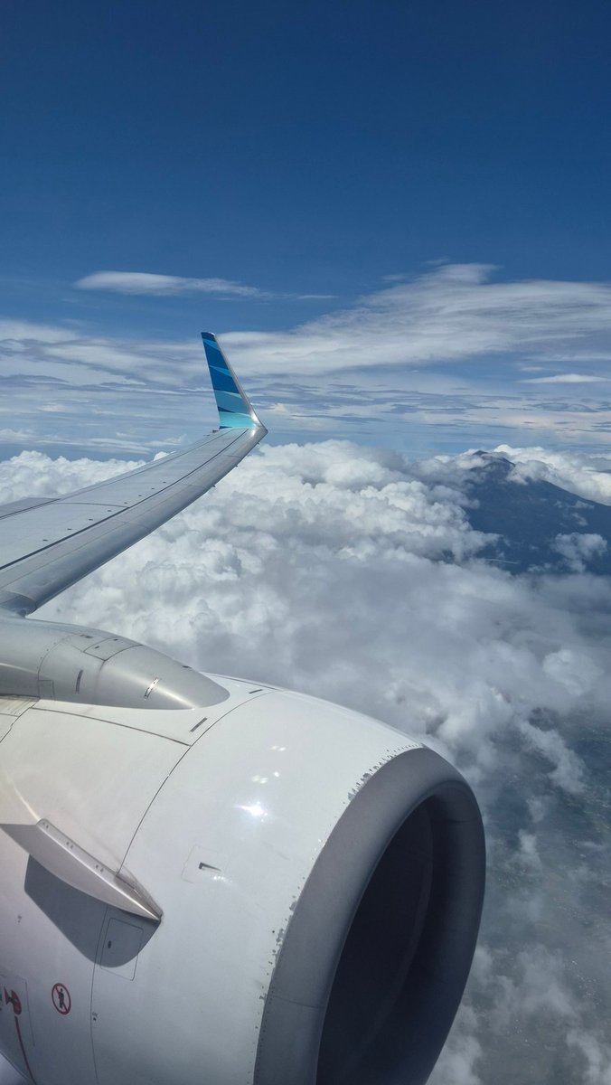 AlbertusPN's tweet photo. Hello Rinjani ✈️ https://t.co/7uL6ynlERr