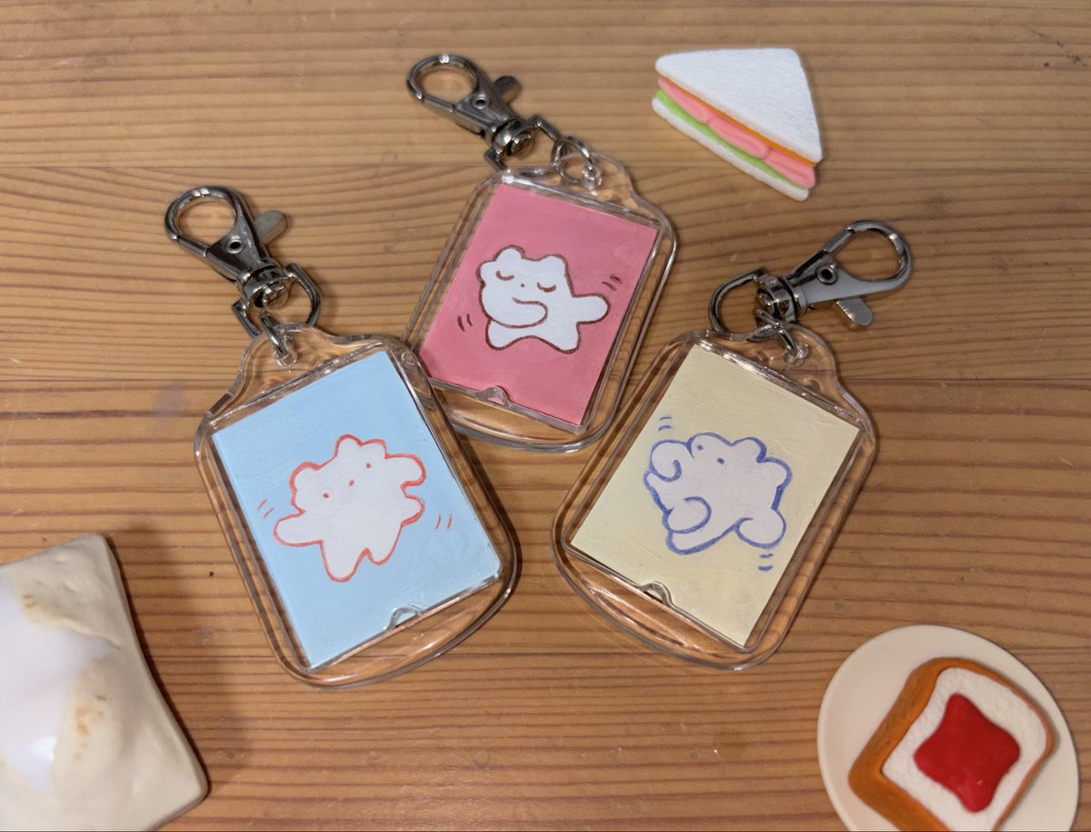 めっちゃかわいい原画キーホルダー作った！
うしろでくま踊ってるし🥇