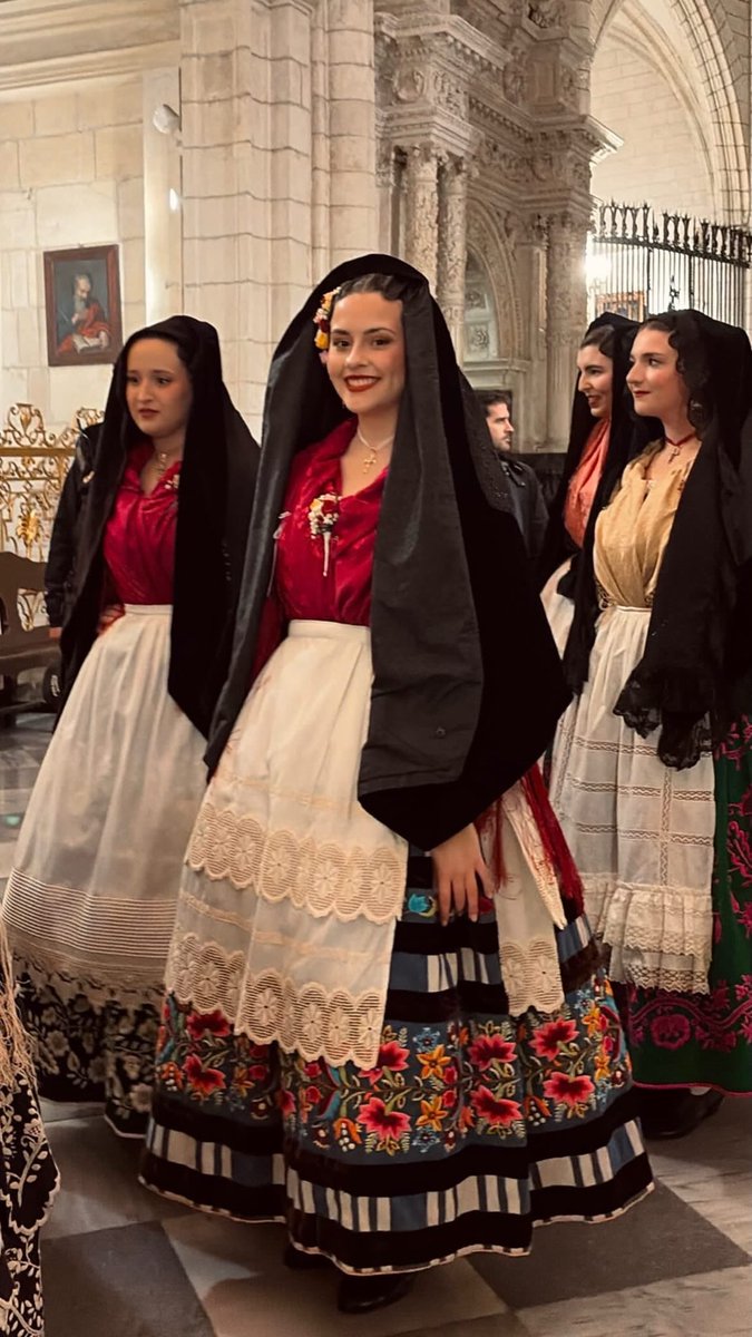 eltablacho's tweet photo. Nuestra reina, Alba, vivió ayer la recepción de candidatas a Reinas de la Huerta del Ayuntamiento y ofrenda de flores a la Virgen de la Fuensanta.

La lluvia no frenó a las candidatas, por lo que, aún así, disfrutaron de un día que conservarán para siempre en la memoria. https://t.co/npW0tzuJ8n