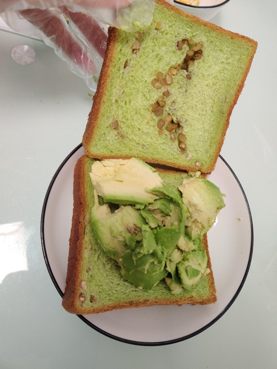 KminaMr's tweet photo. 5-Minute Avocado Toast Upgrade!   Mash 1 ripe avocado + pinch salt/pepper, spread on toasted sourdough. Top with red pepper flakes + a squeeze lime. Quick, creamy, delicious—perfect for breakfast/lunch!  #HomemadeEats #QuickRecipes https://t.co/DShwfL8PMk