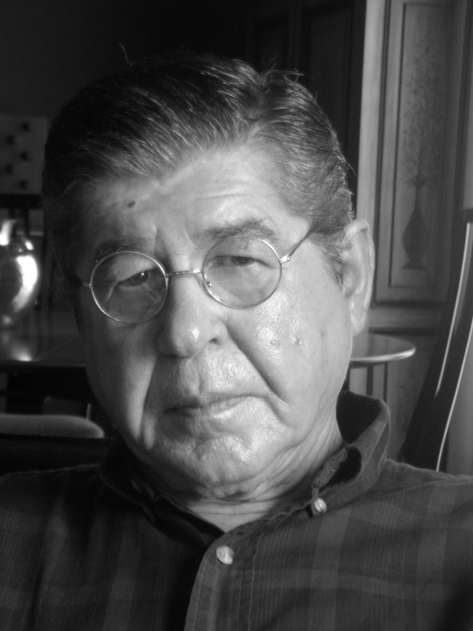 Me gustaría contar una anécdota de Alfredo Bryce Echenique que viví en primera persona. 
Alfredo estaba en una mesa redonda junto con otros ponentes. Uno era mortalmente aburrido. Alfredo se quedó dormido y en su defensa diré que varios de los asistentes al congreso se estaban
