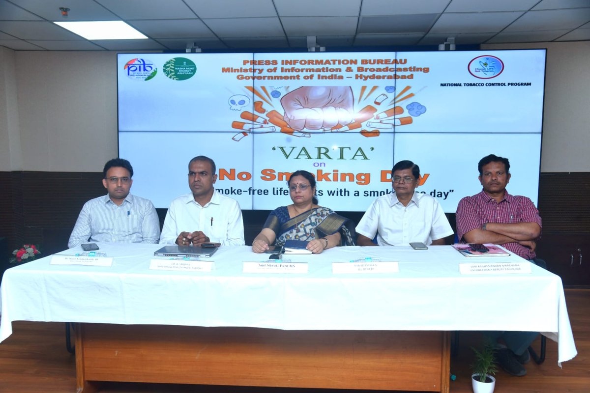 PIBHyderabad's tweet image. On the occasion of #NoSmokingDay, Press Information Bureau, #Hyderabad organised a ‘#VARTA’ Media Interaction on the theme “A Smoke-Free Life Starts with a Smoke-Free Day " at CGO Towers, Hyderabad.

@PIB_India @MIB_India 
@srigana23 

1/n