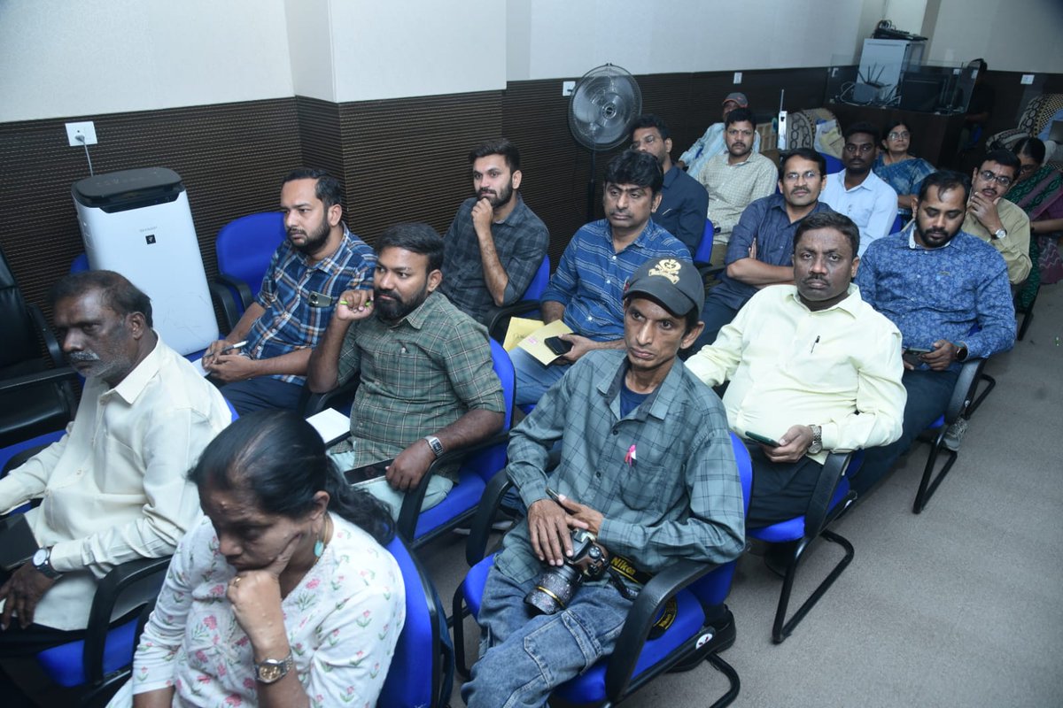 PIBHyderabad's tweet image. On the occasion of #NoSmokingDay, Press Information Bureau, #Hyderabad organised a ‘#VARTA’ Media Interaction on the theme “A Smoke-Free Life Starts with a Smoke-Free Day " at CGO Towers, Hyderabad.

@PIB_India @MIB_India 
@srigana23 

1/n